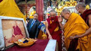 Dalai Lama offers prayers in Mahabodhi Temple - Vimarsana News