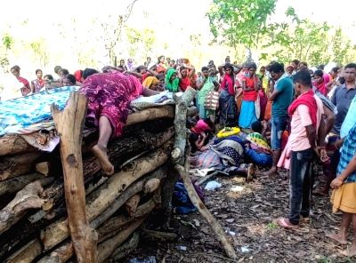 Dantewada Attack: Slain DRG jawan's grieving widow lies down on husband's pyre - Vimarsana News