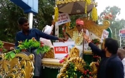 'Dead man' in Haryana visits officials for pension restoration - Vimarsana News