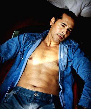 Dino Morea's summer fitness secrets: 60 pc weight training, 30 pc cardio, 4-5 litres of water a day - Vimarsana News
