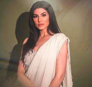 Elnaaz Norouzi opens up on playing dual roles in 'Ranneeti: Balakot and Beyond' - Vimarsana News