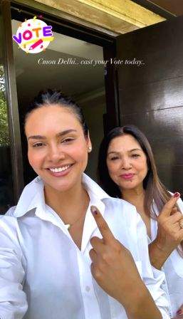 Esha Gupta casts her vote, urges the rest of Delhi to 'come on' - Vimarsana News