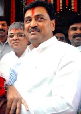 'Ashok Chavan a leader of national stature', says Fadnavis - Vimarsana News
