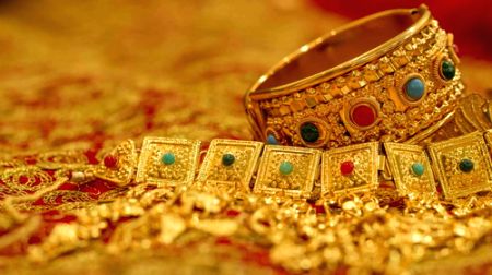 Gold at 3-week high as dollar slips - Vimarsana News