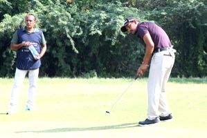 Golf: Akshay Sharma takes round one lead at Jaipur Open - Vimarsana News
