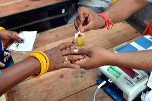 Polling officer suspended for taking selfies with voters in UP's Hamirpur - Vimarsana News