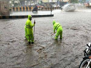Heavy rainfall lashes Hyderabad, inundates low-lying areas - Vimarsana News