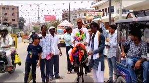 Independent candidate takes donkey ride to campaign in Bihar's Gopalganj - Vimarsana News