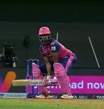 IPL 2022: Ravichandran Ashwin's bizarre batting stance triggers a memes fest on social media - Vimarsana News