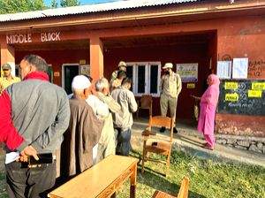 J&K: Enthusiastic voters line up in Anantnag-Rajouri LS constituency as voting starts - Vimarsana News