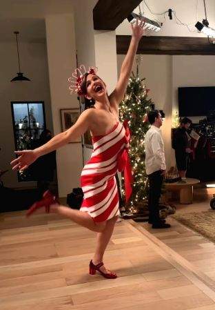 Jennifer Garner gets into holiday spirit early with red dress at her film's premiere - Vimarsana News