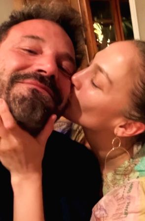 JLo, Ben Affleck go on a shopping spree in flea marke - Vimarsana News