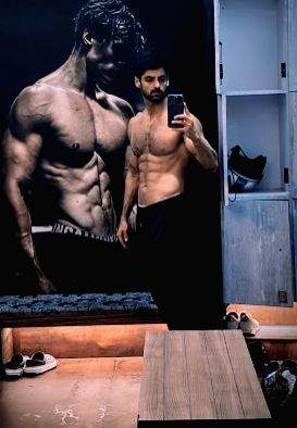 Karan Wahi flaunts his picture-perfect washboard abs in gym mirror selfie - Vimarsana News