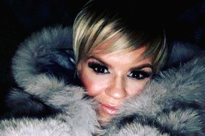 Kerry Katona re-enacts iconic Pam Anderson scene, sizzles in bikini - Vimarsana News