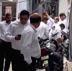 Lawyers clash at Delhi's Tis Hazari Courts, shots fired (Ld) - Vimarsana News