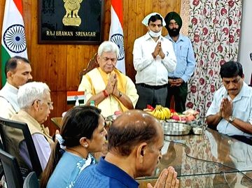 43-day long Amarnath Yatra begins with 'puja' at cave shrine - Vimarsana News
