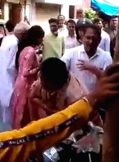 MNS says 'sorry'; suspends party activist for assaulting woman shopkeeper (Ld) - Vimarsana News