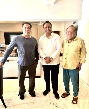 Mumbai BJP chief Ashish Shelar relishes Ramadan lunch with Salman's family - Vimarsana News