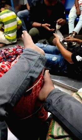 Mumbai: Group of 6 men, 1 woman consumes drugs on local train - Vimarsana News