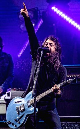 Music who's who gather for Foo Fighters' Taylor Hawkins concert - Vimarsana News