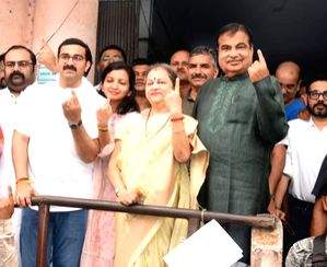 Nitin Gadkari and kin vote in Nagpur, says BJP will cross 400 LS seats - Vimarsana News
