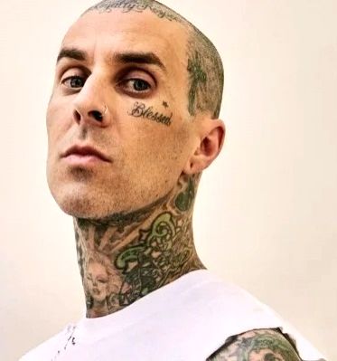 Travis Barker returns to stage after postponing shows - Vimarsana News