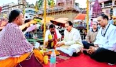 PM's family performs 'pind daan' for parents in Varanasi - Vimarsana News