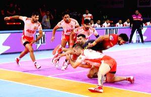 PKL 10: Gujarat Giants seal playoffs spot with massive win over Bengaluru Bulls - Vimarsana News