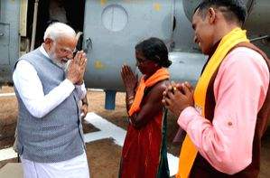 PM Modi meets fruit seller Mohini Gowda in Karnataka, praises her for 'good work' - Vimarsana News