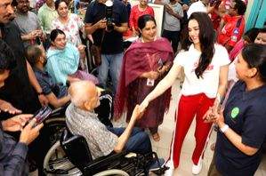 Preity Zinta interacts with patients at Chandigarh Spinal Rehab - Vimarsana News