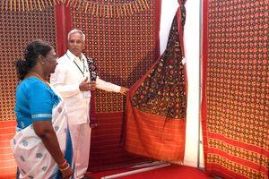 President visits Pochampally, interacts with weavers - Vimarsana News
