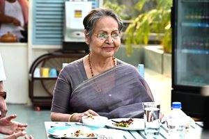 Rakhee Gulzar preferred hanging out with cast & crew during the shoot of 'Amar Boss' - Vimarsana News