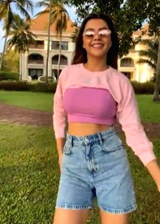 Ruhi Singh gets into the 'desi' groove with Ravi Kishan - Vimarsana News