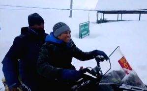 Sachin Tendulkar enjoys snowfall in Kashmir, to visit Kaman Post at LoC - Vimarsana News