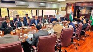 Scindia meets meets representatives from the airline industry, urges reasonable fare on routes - Vimarsana News