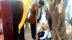 SDM dismissed after a woman staffer ties his shoelaces in Madhya Pradesh - Vimarsana News