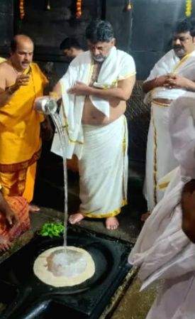 Shivakumar continues temple visits for 2nd day, asks what's wrong with special puja for CM's post - Vimarsana News