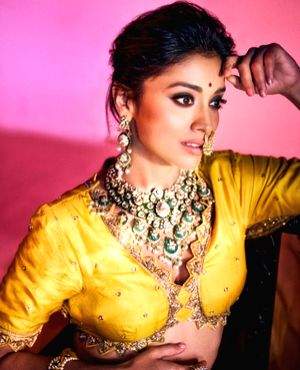 Shriya Saran's mantra to avoid other people's troubles: Drink 'a gallon of water' a day - Vimarsana News