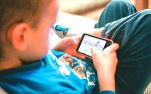 Smartphones' effect on kids under 10 go beyond eyes, say doctors - Vimarsana News