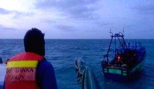 TN fishermen attacked mid-sea, robbed by pirates - Vimarsana News