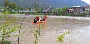 After heavy rain, water level in rivers & streams rises in Kashmir - Vimarsana News
