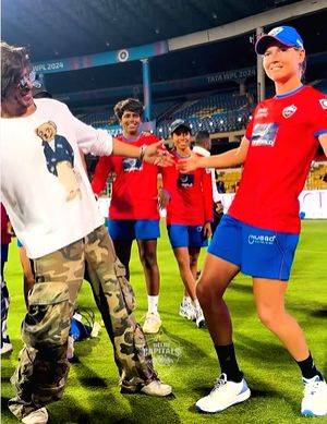 SRK strikes iconic pose with Australian cricketer Meg Lanning at WPL opener - Vimarsana News