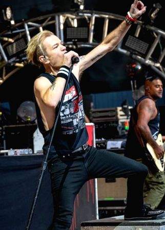 Sum41 singer Deryck Whibley is resting at home after battling pneumonia - Vimarsana News