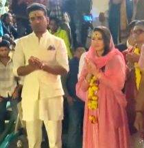 Sunny Leone attends Ganga aarti in Varanasi with Abhishek Singh - Vimarsana News