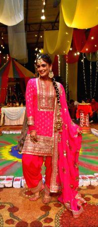 Tanisha Mehta adds personal touch to her traditional Punjabi attire - Vimarsana News