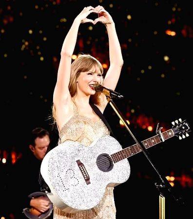Taylor Swift admits she's 'falling in love' in emotional moment amid Travis Kelce romance - Vimarsana News