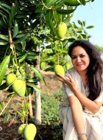 Telugu playback singer Sunitha rubbishes pregnancy rumours - Vimarsana News