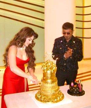 Urvashi cuts 24-carat gold cake gifted by Yo Yo Honey Singh on her b'day - Vimarsana News