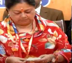 Video of Vasundhara Raje being 'shocked' on reading Bhajan Lal Sharma's name as CM goes viral - Vimarsana News