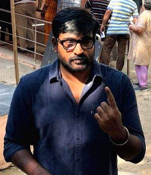 Vijay Sethupathi casts his vote, poses for paps showing off inked index finger - Vimarsana News